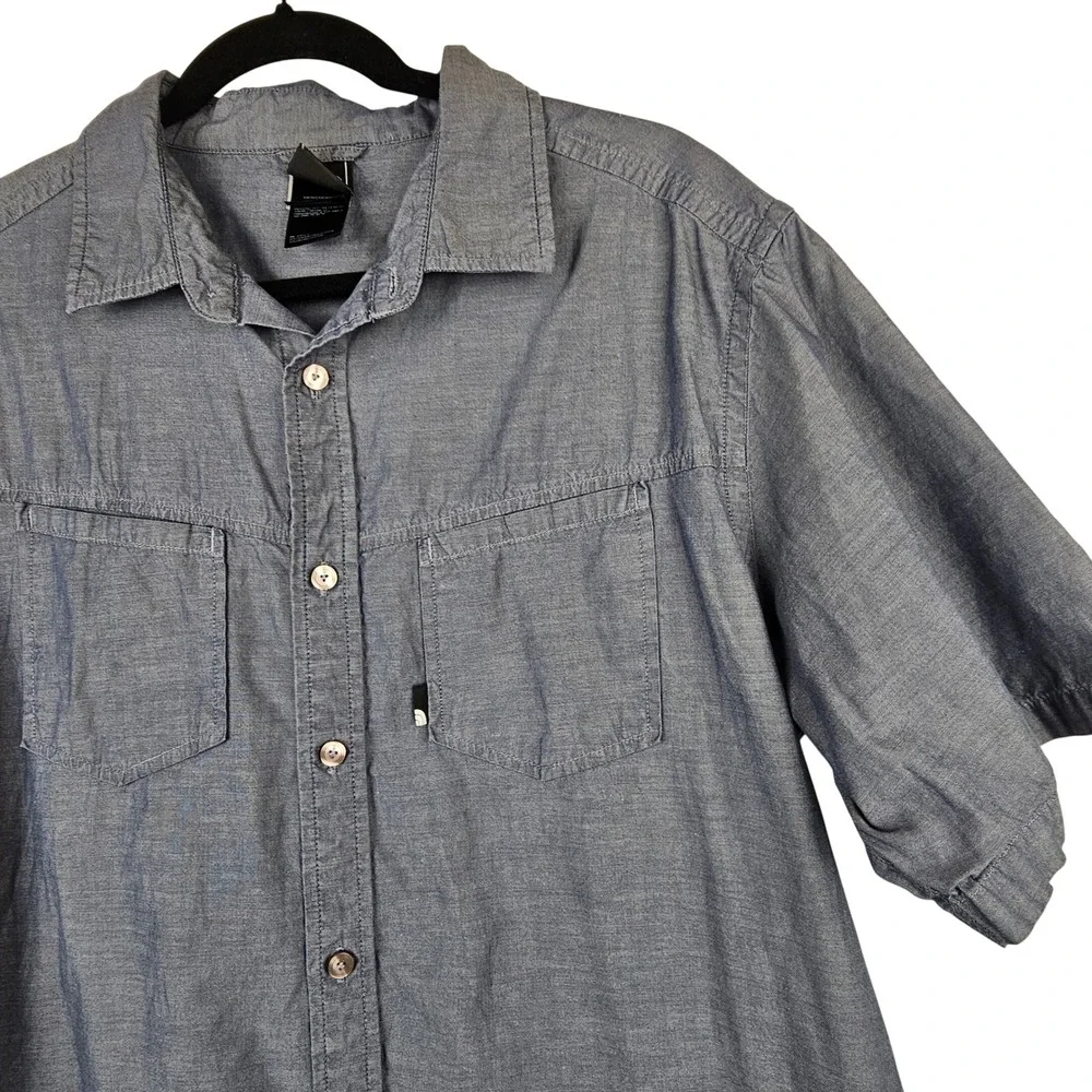 The North Face Men's Blue Chambray Short Sleeve Button Down Shirt Large